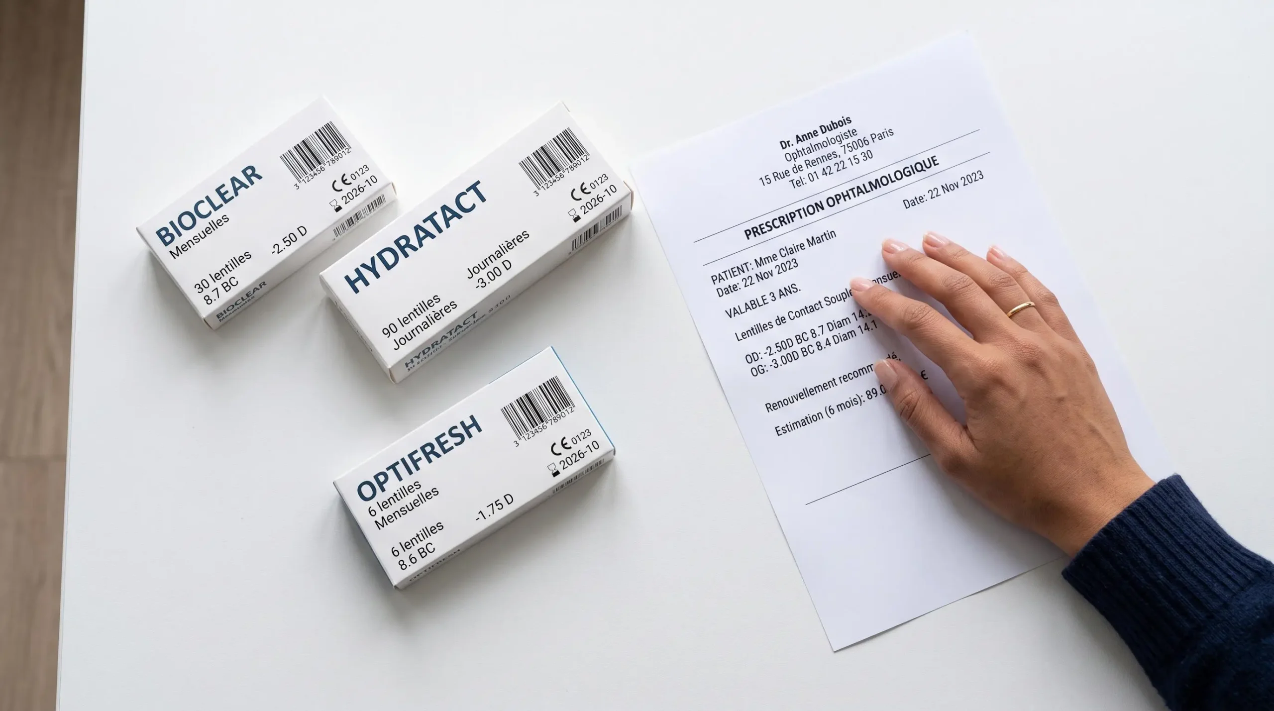 Boîtes de lentilles de contact et ordonnance optique sur comptoir, illustrant la décision d'achat éclairée après période d'essai pour éviter le gaspillage financier